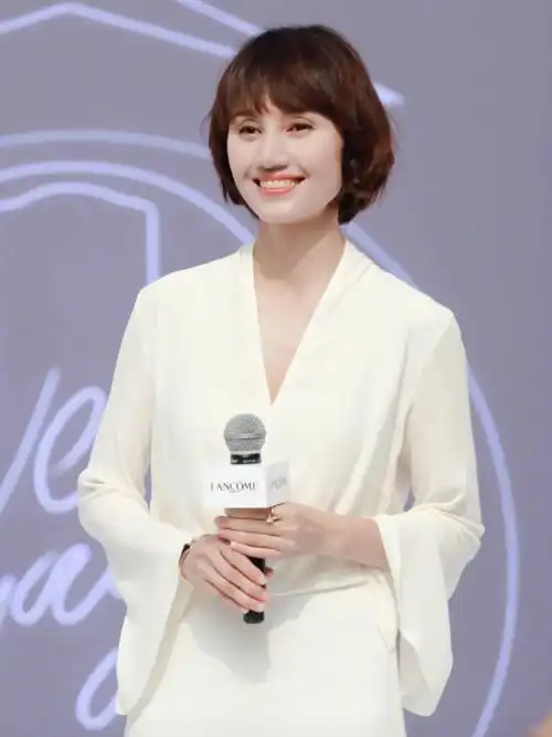 47岁的袁泉有种超越年龄的美!气质穿搭我们也能借鉴 果然是初代美人