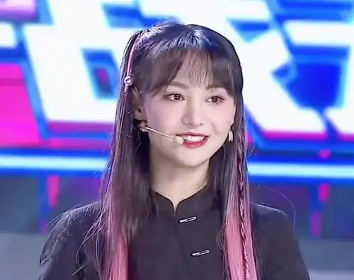 郑爽参加电竞综艺节目直播时忘记开美颜这颜值没看错吧