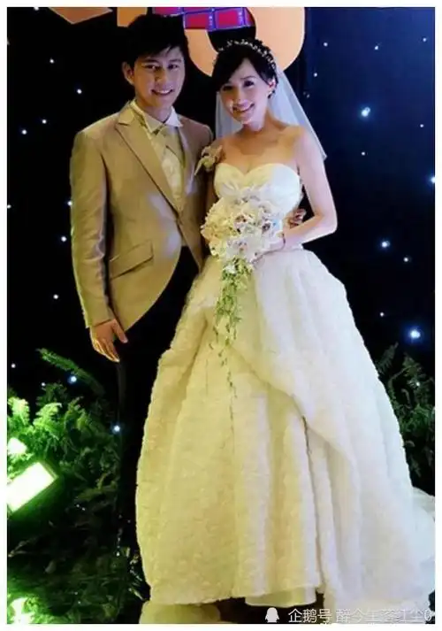 这两对主持夫妻,丈夫用声音传递信息,妻子都是甜美型主持