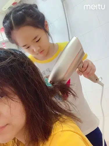 我帮妈妈吹头发～～妈妈我爱你
