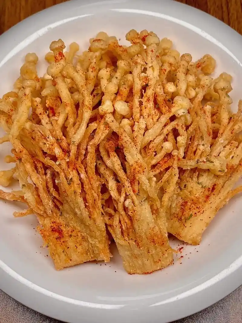 有幸在婚礼上吃过一回,被惊艳到了!酥脆可口的炸金针菇#美食分 - 抖音