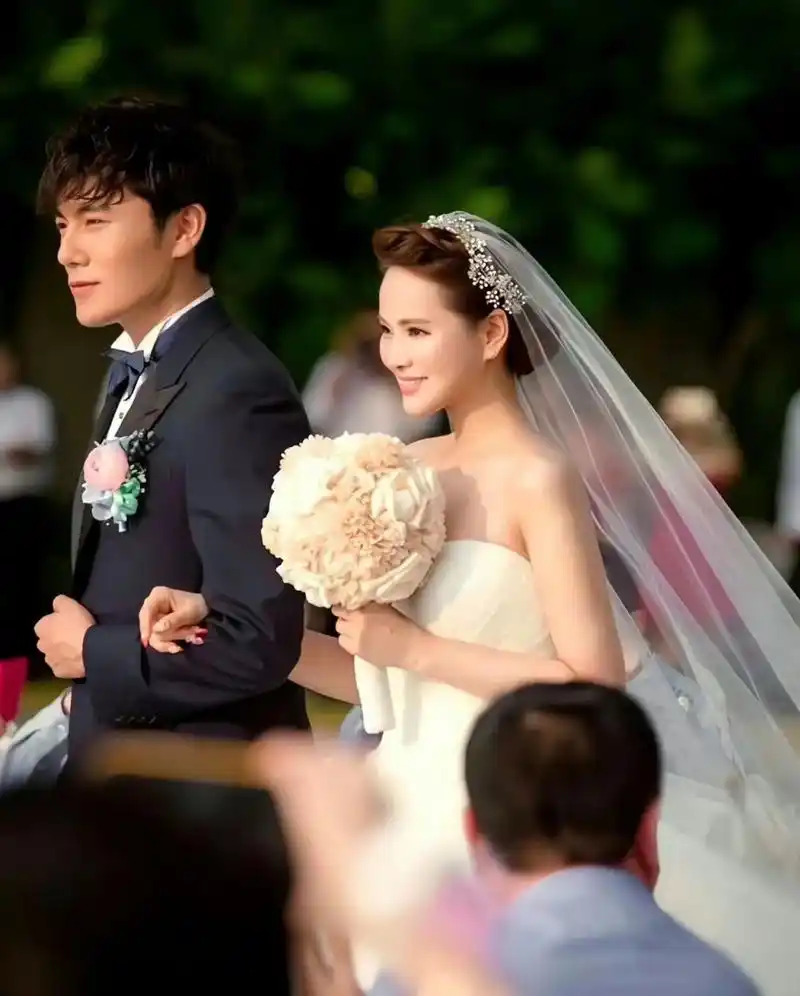 伊能静嫁给庾澄庆时,两个只是举办了一个小型婚礼仪式.