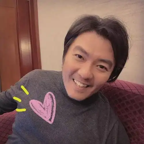 46岁阿杜跑商演走穴捞金变胖发福脸庞浮肿曾因抑郁症无奈退圈