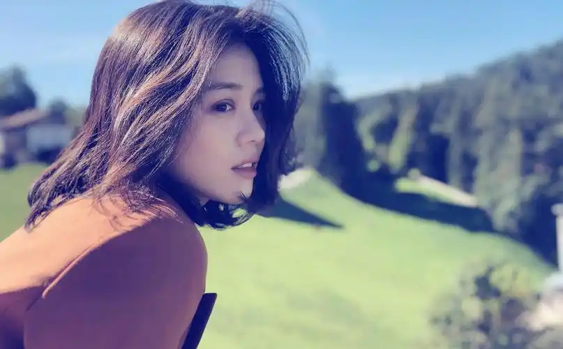 周冬雨豪夺影后大奖,马思纯送上祝福,究竟是真姐妹还是塑料情?