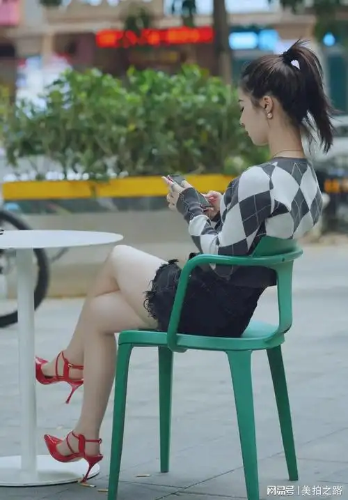 街拍红色高跟鞋