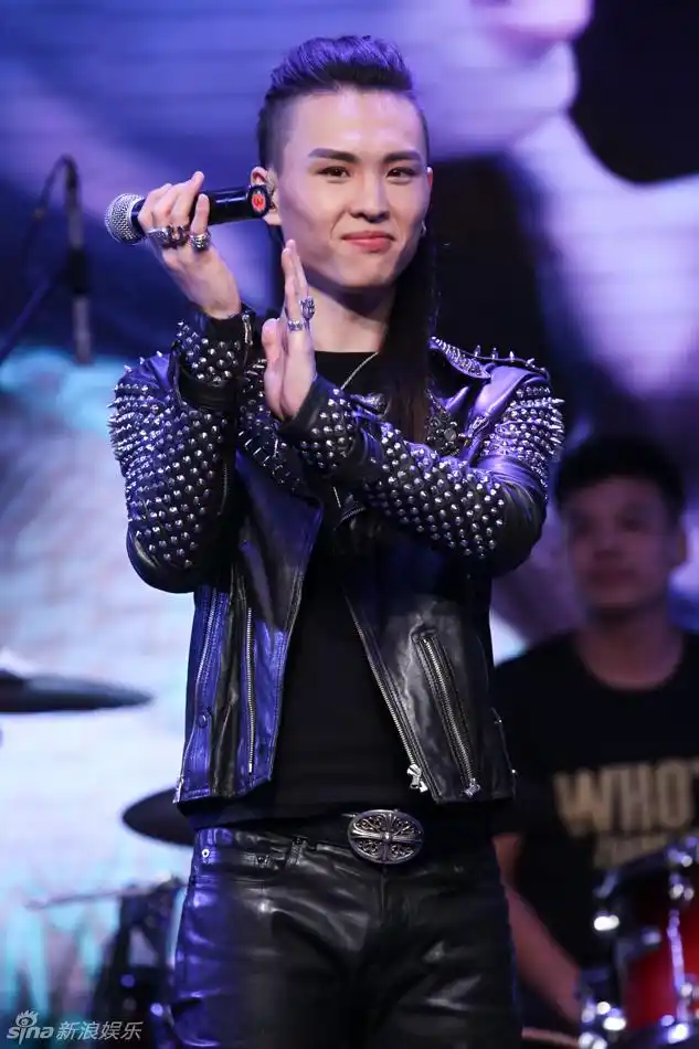 组图:张玮穿皮衣帅气亮相 全新专辑热辣开唱_高清图集_新浪网
