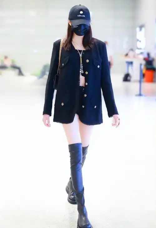 关晓彤终于不走少女风了!穿红西装套装走机场,配马丁靴太酷了