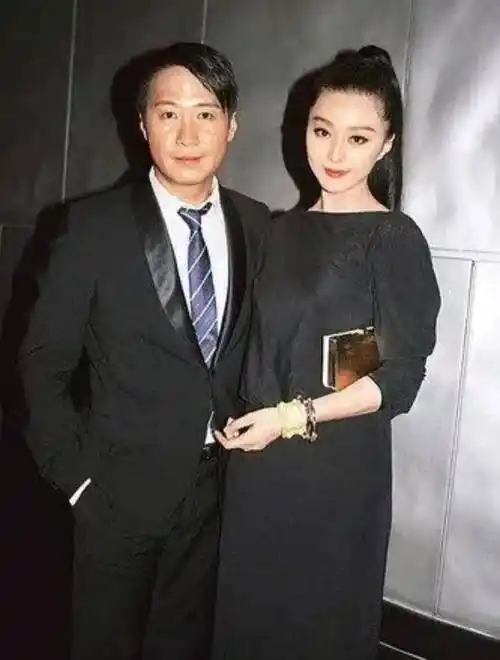 有不少人说李嘉欣看黎明的眼神很深情,曾经绝对爱过黎明!