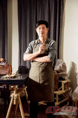 张宇做自己的泥塑艺术