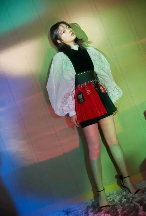 17岁赵今麦穿拼接百褶裙高跟鞋气质成熟了几分而腿太真实了