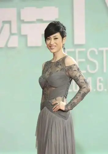 陈法蓉50多也不服老,穿灰色礼裙"藏"不住好身材,美得好高调