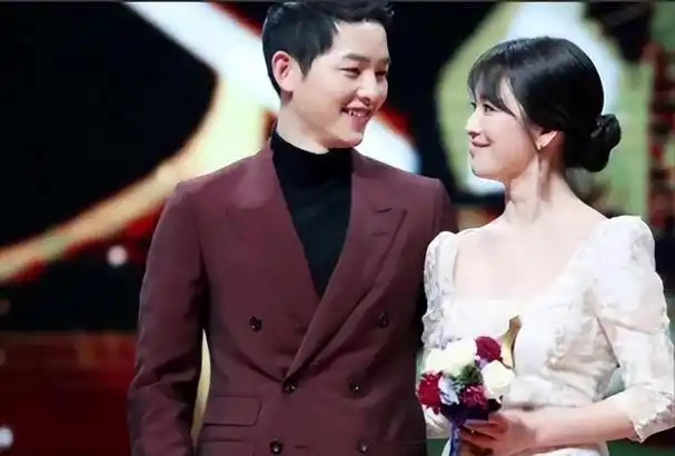 三年后,回头再看宋慧乔和宋仲基二人境遇,夫妻差距一个天一个地