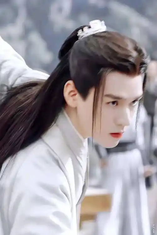 在剧中温客行是让人闻风丧胆的鬼谷谷主,在周絮面前他又是温暖的老温