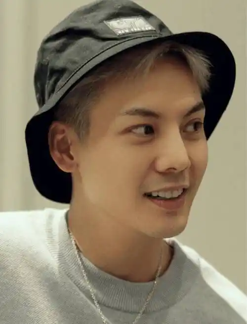 原创一组路人镜头下生图疯传陈伟霆真实颜值曝光35岁长这样