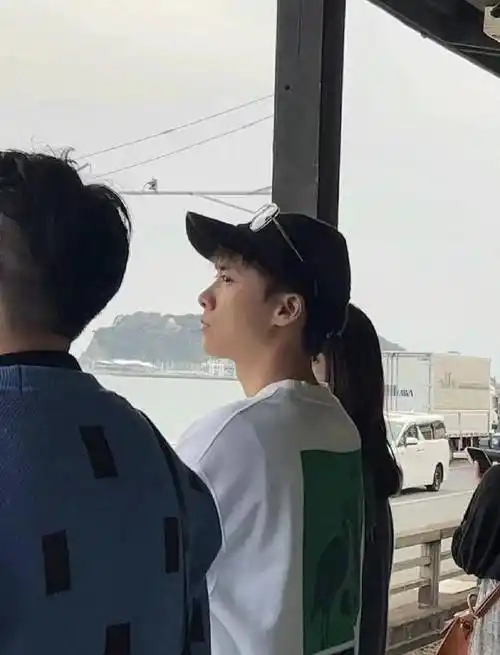 李易峰日本度假回国自己推行李无助理随行众粉丝接机帅气依旧