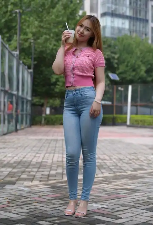 穿紧身牛仔裤的微胖女生性感魅力一点都不输给模特