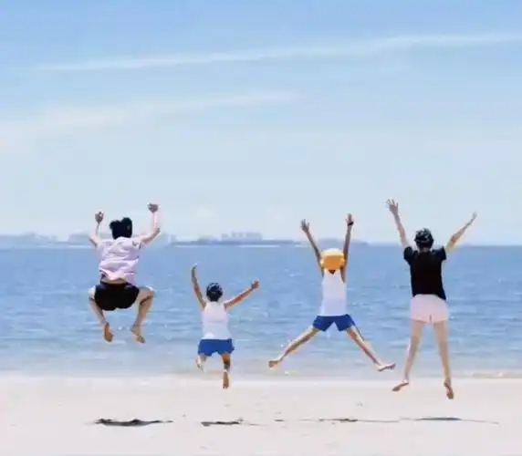 孙俪晒一家四口海边跳跃拍照,小花妹妹一字马厉害,邓超动作搞笑_腾讯