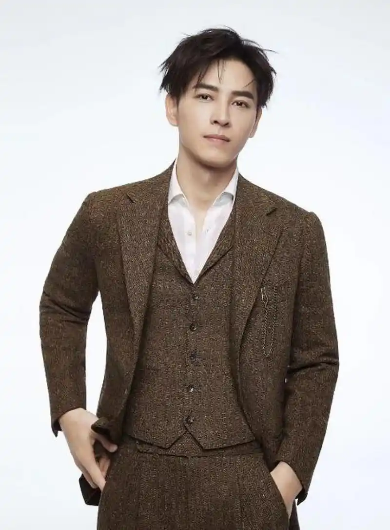 知名娱记懂瓜呱曝出吴谨言洪尧疑似同居,这算是惊掉人下巴的大新闻了.