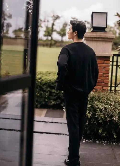 杨洋穿搭超能打黑白休闲套装阳光清爽背影杀简直了