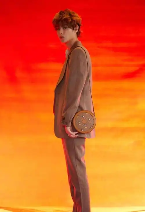 偶练黄明昊大胆挑战复古卷尽显高贵气质帅哭