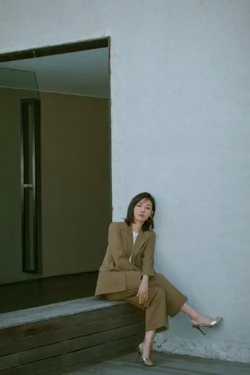 36岁的白百何依然很精致身穿驼色西装搭配白色t恤简约又大气