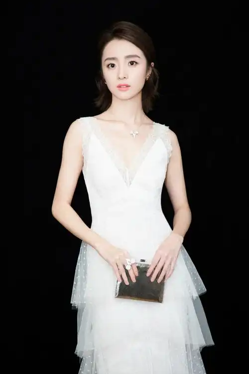 胡冰卿深v白色长裙性感写真