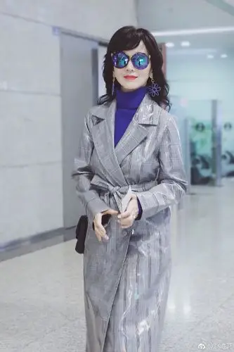 赵雅芝机场照曝光 紧身小风衣显气质 面露微笑向摄像师招手