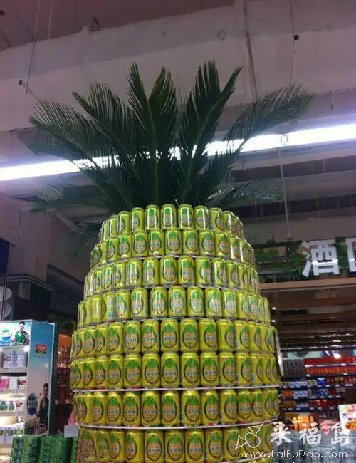 超市里有趣的摆放,菠萝味的啤酒