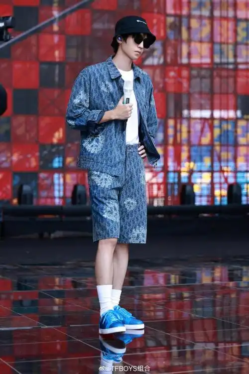 tfboys在西安举办十年之约演唱会,这是近年来他们第一次合体,出道十年