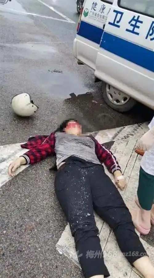一女子倒地,脸上都是血