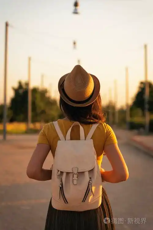 看这条路的年轻女子的背影照片-正版商用图片00mv7u-摄图新视界
