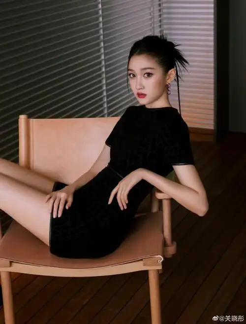 关晓彤微博晒反季穿搭随拍,称假装在夏天～全黑造型又酷又辣,长靴长腿