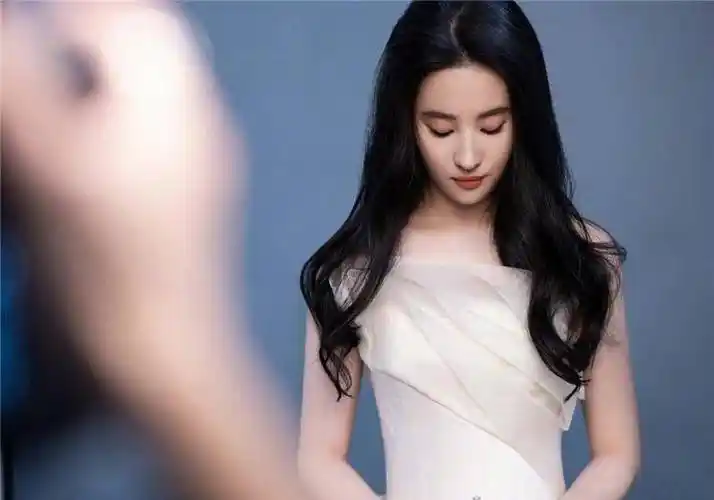 刘亦菲头戴皇冠好像高贵的公主回来首亮相霸气十足