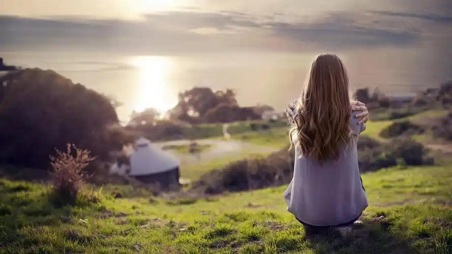 首页 桌面壁纸 清晨山坡长发女孩背影唯美壁纸上一张下一张查看原图