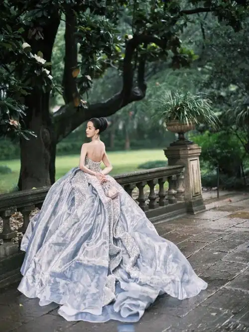 原创陈都灵一袭银色流光礼服裙典雅浪漫,搭配精致发髻高贵端庄