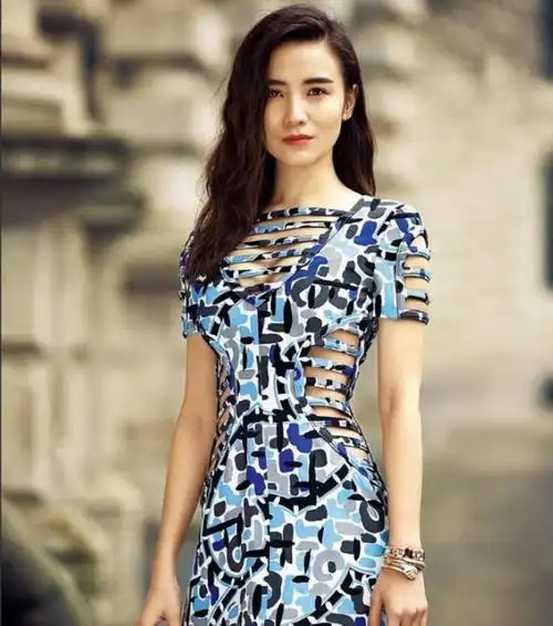 事实证明,42岁"孤身一人"的宋佳,早已走上女演员的另一条大道