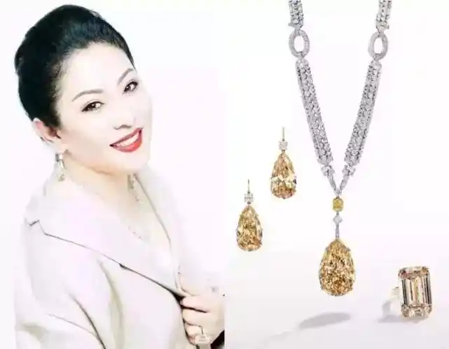 向太陈岚的首饰都有一个特点大且贵