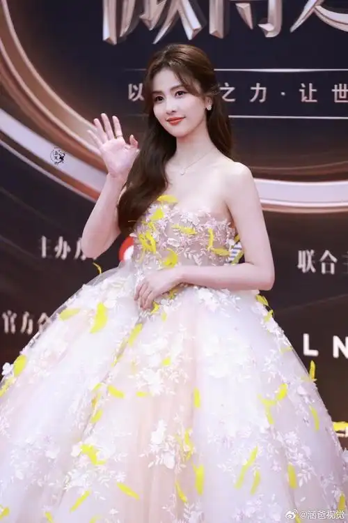 白鹿将参加微博之夜又可以看到白鹿的红毯了