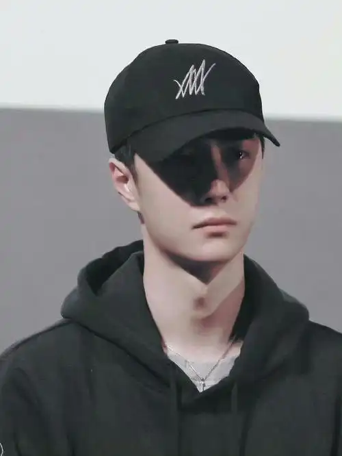 王一博的白金发色,热度还没褪去,这就给安排上剧情了,戴着假发去看