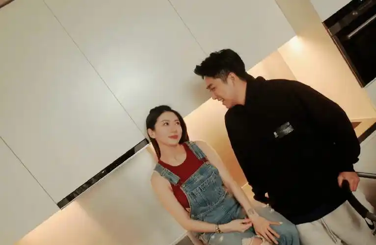 去年10月突然晒照官宣获圈外男友求婚成功的程晓玥,今年4月两个人迎来