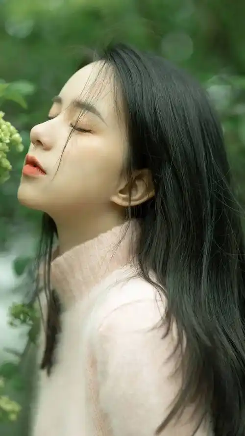 黑色长发温柔小脸美女户外清新迷人写真