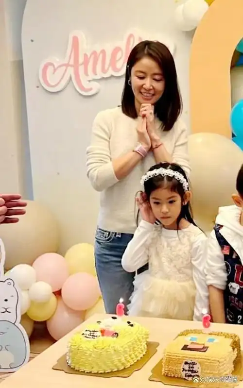 很多小伙伴们看到林心如六岁女儿的正脸都纷纷大呼太漂亮了,一看就是