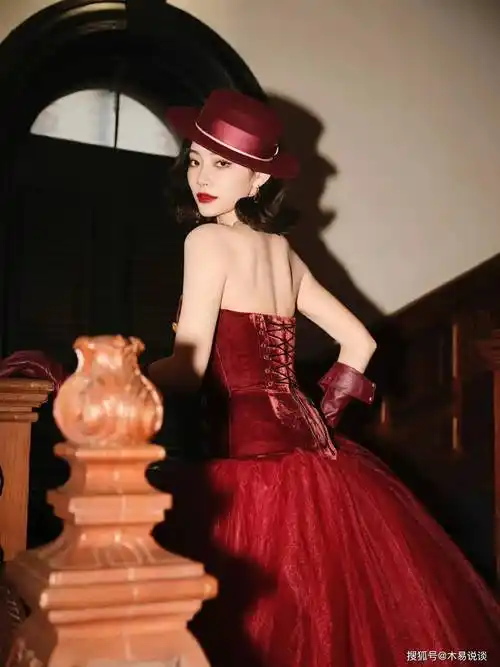 许佳琪的骑士装,红色的束腰礼裙,复古的大波浪短卷发搭配红色的礼帽
