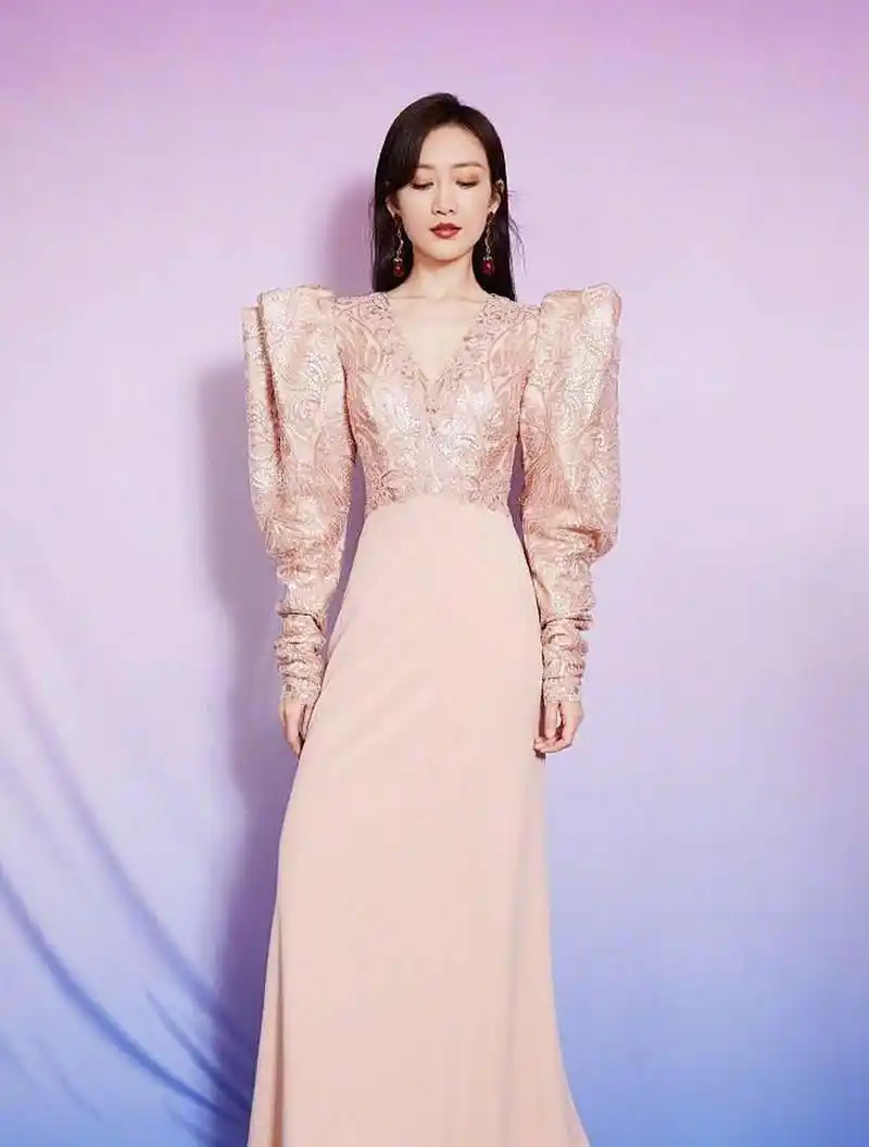 王鸥身穿深v礼服优雅大气,羊腿袖很是别致,太美了