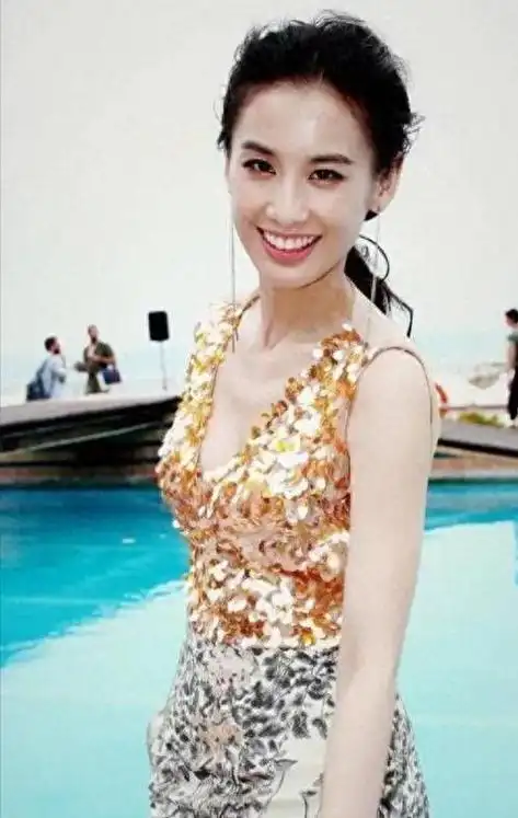 黄圣依隐藏其身份八年一年两亿零用钱她的故事远比你想的精彩