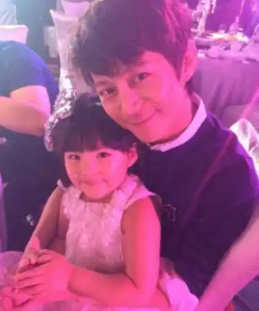 原创何炅女儿近照流出6岁搭戏周润发拍电影9岁已红遍全国