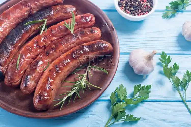 烤香肠放在盘子里照片摄影图片