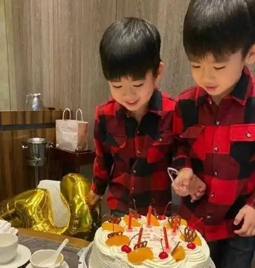 林志颖双胞胎儿子5岁生日,kimi不抢风头,两个弟弟切蛋糕超开心_哥哥