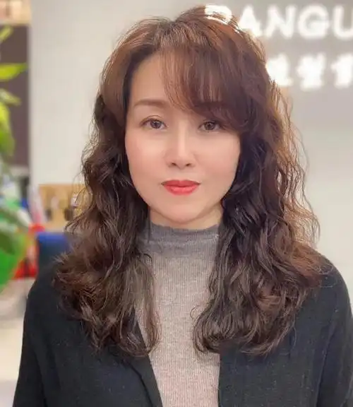 适合方脸的发型女图片_中长发放弃你的"大妈卷"吧,女人40岁后更适合这