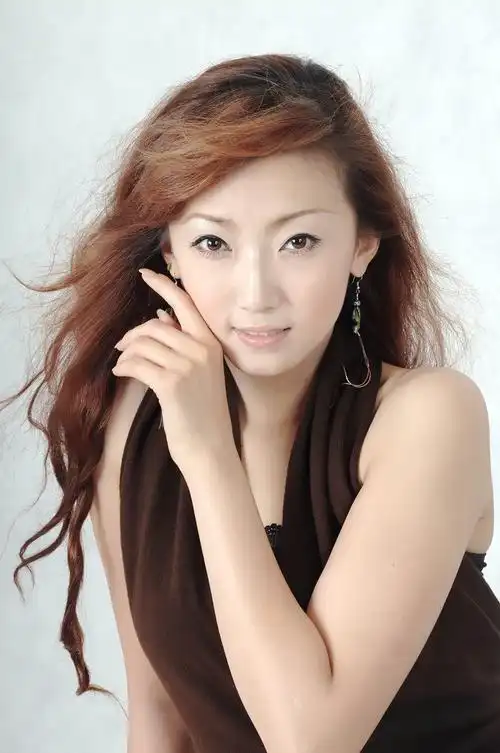 室内镜头下的长发飘飘文雅美女|人像|长发|丽人_新浪新闻